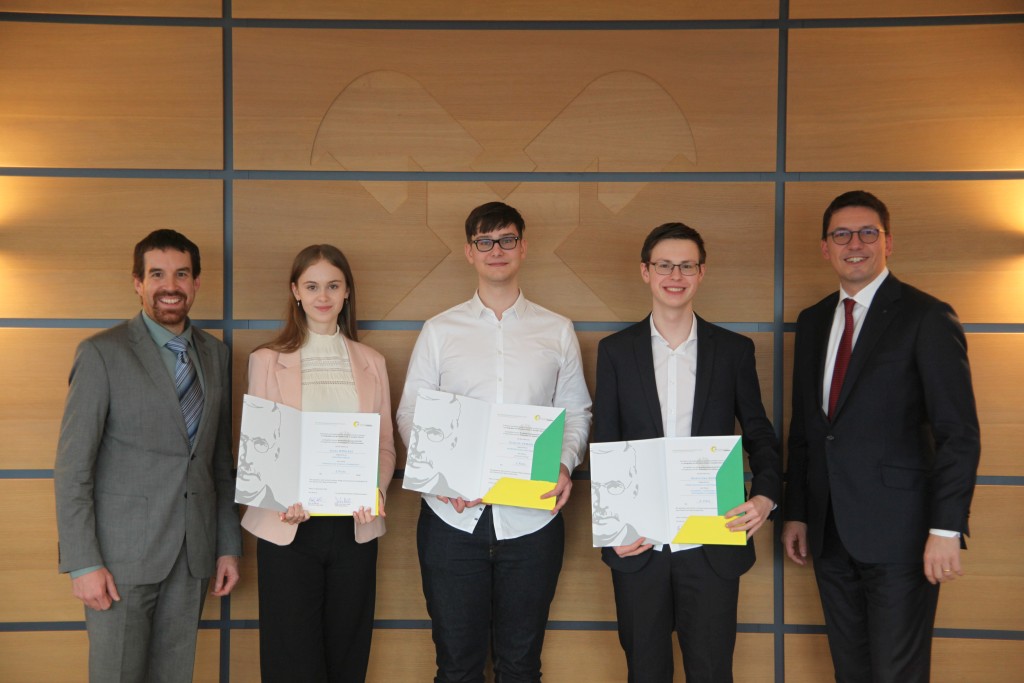Die Preisträgerin und die Preisträger gemeinsam mit Mag. Justus Reichl und Mag. Hartwig Hitz (Foto: Andreas Thürnbeck/ÖRV)