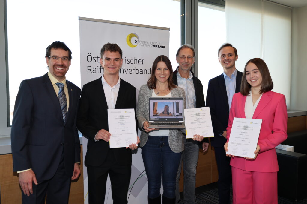 v.l.n.r.: Hartwig Hitz, Julian Zefferer, Elfriede Maurer-Tillhof mit Preisträgerin Olivia Maurer virtuell zugeschaltet, Paul Hofmann, Manuel Hanselmann, Anna Hutter (Foto: Karoline Heinzl, Raiffeisen Media)